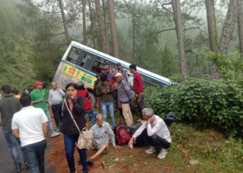 बड़ी खबर :- उत्तरकाशी जा रही बस खाई में गिरने से बची,21 यात्री थे सवार