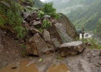 बड़ी खबर: निरीक्षण करने गए एसडीएम ने बोल्डर गिरने पर भागकर बचाई जान