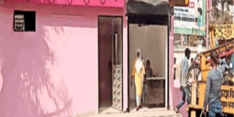 अधिकारों का हनन : जूस वाले ने पिंक टॉयलेट को बनाया मौसम्मियों का गोदाम महिलाएं हैं परेशान, जानिए पूरी खबर……..