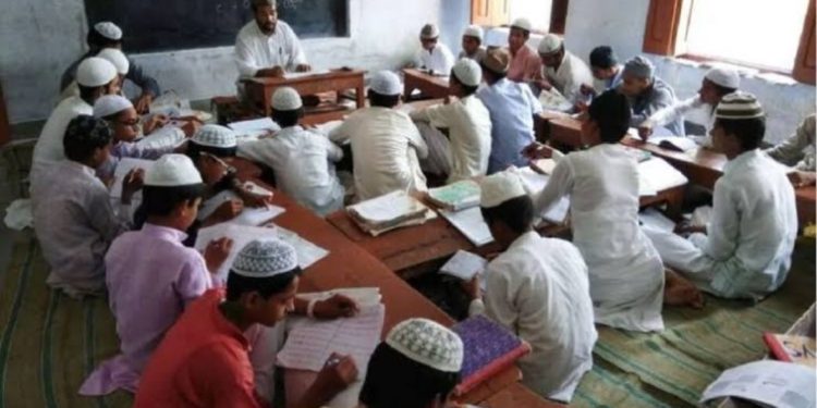 सराहनीय फैसला: संस्कृत के साथ NCERT पाठ्यक्रम लागू होगा उत्तराखंड के 117 मदरसों में