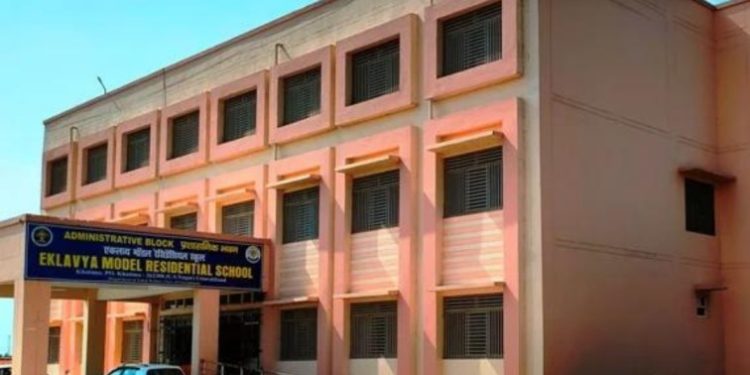 सज़ा : छात्राओं ने छेड़छाड़ करने वाले दर्जियों पर जमकर चप्पल चटकायी