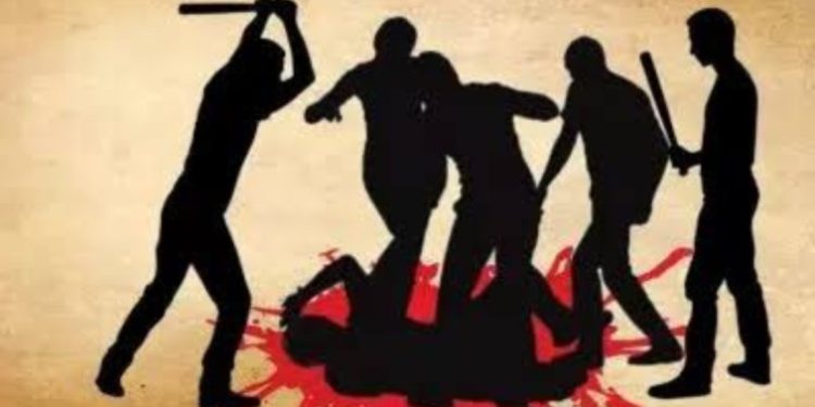 ऑनर किलिंग : युवक को नंगा करके युवती के परिवार वालों ने की उसकी हत्या……..