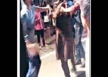 अश्लीलता : धर्मस्थल में लड़की से छेड़खानी करने वाले युवक के कपड़े फाड़कर लोगों ने बना दी रेल…….