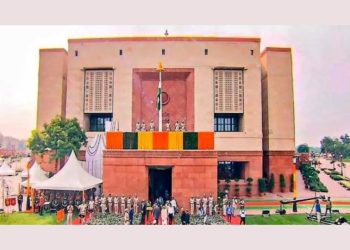 बड़ी खबर: उपराष्ट्रपति जगदीप धनखड़ ने नए संसद भवन के गज द्वार पर पहली बार लहराया तिरंगा