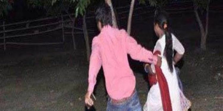 शर्मनाक : भाभी भागी बच्चों को छोड़ देवर के साथ,पति गया था कम पर…….