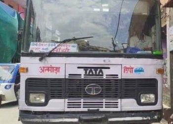 दुर्दशा : बदहाल रोडवेज बस सेवा के चलते टैक्सी में धक्के खा रहे बजर्ग……..