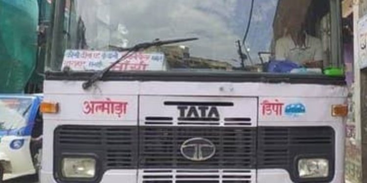 दुर्दशा : बदहाल रोडवेज बस सेवा के चलते टैक्सी में धक्के खा रहे बजर्ग……..