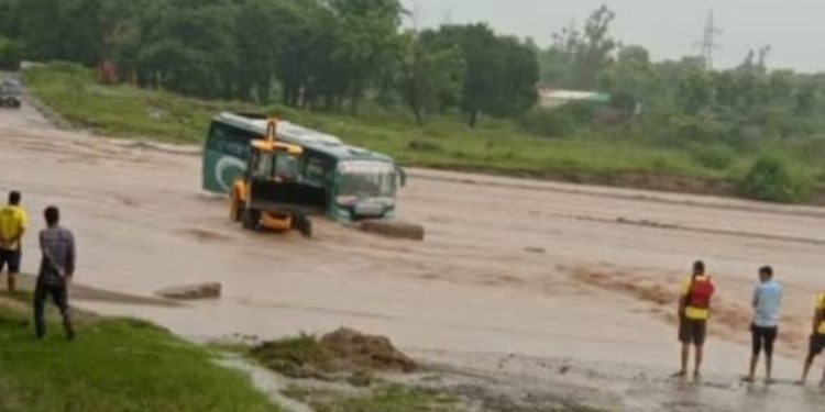 बड़ी खबर : बरसाती नदी में फंसी यात्रियों से भरी बस एसडीआरएफ ने बचाया