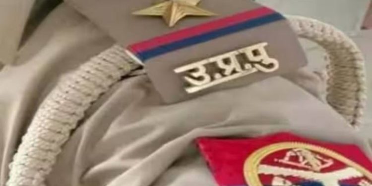 दबिश : गर्लफ्रेंड का जन्मदिन मना रहे दरोगा को बेटी और पत्नी ने रंगेहाथों दबोचा