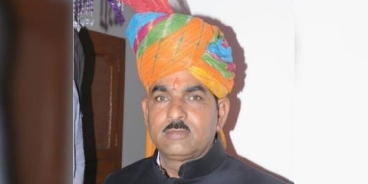 व्यभिचार : तहसीलदार ने भेजा मैसेज आपकी आंखें इतनी नशीली कैसे, बीयर पीती हो क्या…..