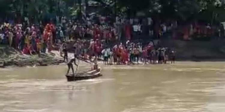 दर्दनाक हादसा: नदी में समायी 32 बच्चों से भरी नाव, खोज में जुटे गोताखोर…..