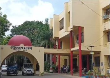 कारगुजारी : सफाई कर्मी ने दारू के लिए बेच दिए सरकारी रिकॉर्ड…….