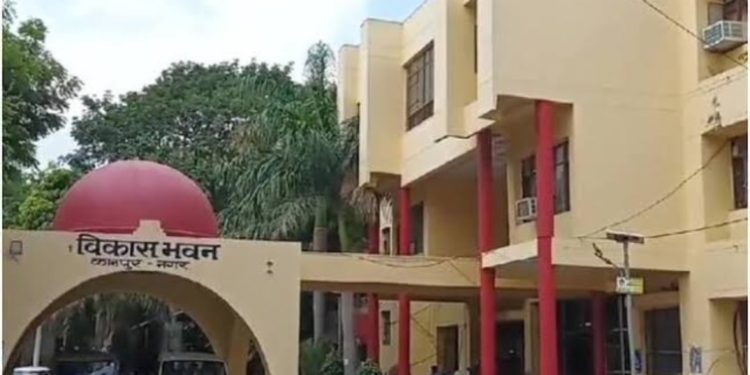 कारगुजारी : सफाई कर्मी ने दारू के लिए बेच दिए सरकारी रिकॉर्ड…….