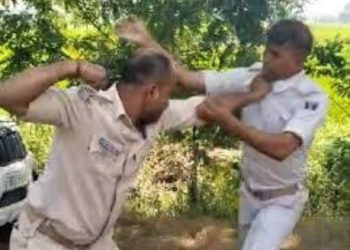 मल्लयुद्ध : दो पुलिस वालों में चले लात- घूंसे  किया सस्पेंड…….
