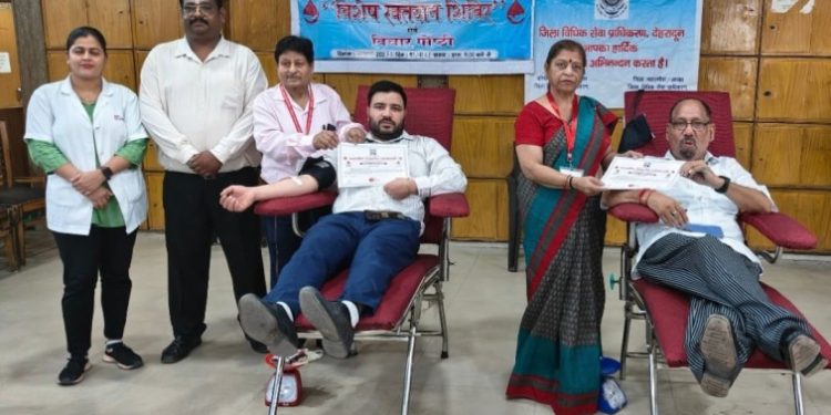 महादान : बार एसोसिएशन द्वारा आयोजित शिविर में  52 अधिवक्ताओं ने किया रक्तदान