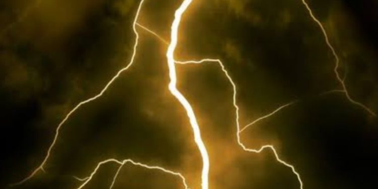 दुर्घटना : आकाशीय बिजली गिरने से बाल बाल बची जान……..