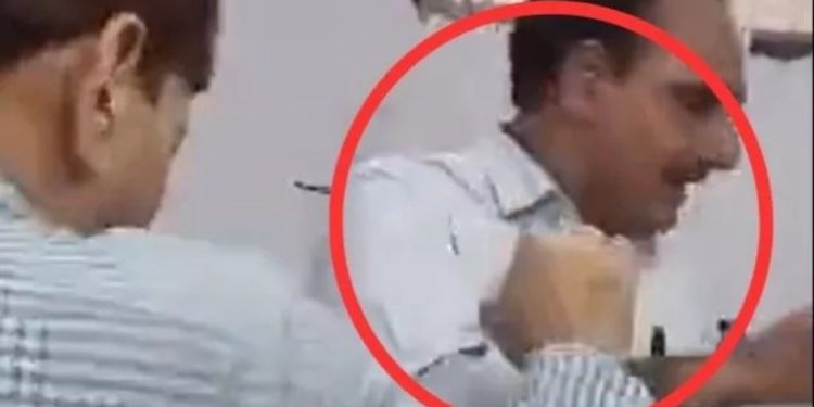 दुस्साहस : अधिवक्ता को जिला अस्पताल में डॉक्टर ने गला दबाकर थप्पड़ मारा