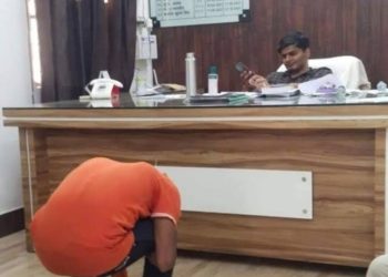 अजब -गजब : एसडीएम का फरियादी को मुर्गा बनाना पड़ा भारी खुद बना कबूतर…….