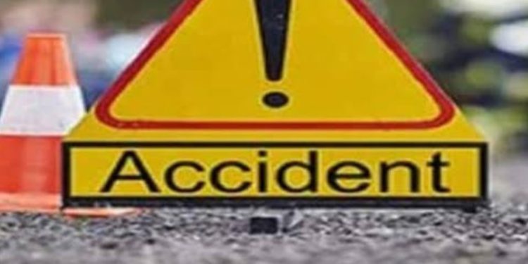 दुखद : कार दुर्घटना में एक शिक्षक घायल और दूसरे की मौत होने से क्षेत्र में शोक