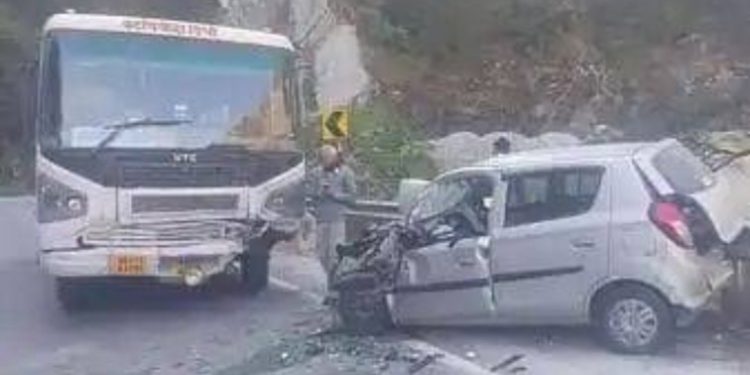 हादसा : कार और बस की जबरदस्त चक्कर में मां और बेटा बुरी तरह घायल अस्पताल में भर्ती