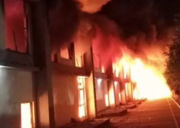 हादसा : बल्ब बनाने वाली फैक्ट्री में लगी भीषण आग, सारा सामान जलकर हुआ खाक…..