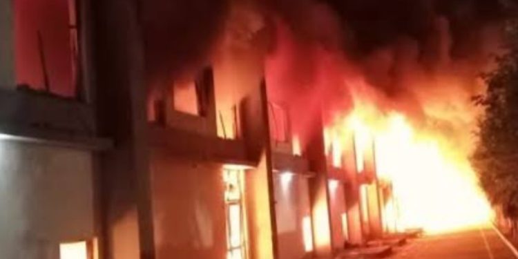 हादसा : बल्ब बनाने वाली फैक्ट्री में लगी भीषण आग, सारा सामान जलकर हुआ खाक…..