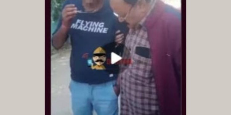 अजब- गजब : लोन वसूल ले गए साहब ने भीड़ को देखकर पैंट कर दी पीली