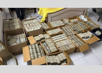 ब्रेकिंग : करारे नोटों की गड्डियां मिली कांग्रेस नेता के घर से अधिकारी भी हुए हैरान…….