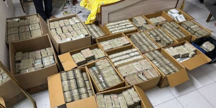 ब्रेकिंग : करारे नोटों की गड्डियां मिली कांग्रेस नेता के घर से अधिकारी भी हुए हैरान…….