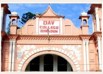 मौत का पंजा : संकरी सड़क के किनारे खड़ी है मौत की दीवार, स्टूडेंट्स के लिए टला नहीं खतरा अभी…..