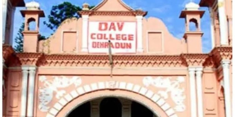 मौत का पंजा : संकरी सड़क के किनारे खड़ी है मौत की दीवार, स्टूडेंट्स के लिए टला नहीं खतरा अभी…..