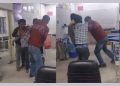 दुस्साहस :युवकों के दो गुटों में अस्पताल के इमरजेंसी वार्ड हुई जमकर मारपीट