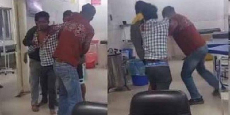 दुस्साहस :युवकों के दो गुटों में अस्पताल के इमरजेंसी वार्ड हुई जमकर मारपीट