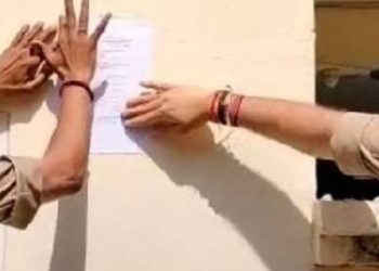 मुनादी : पुलिस ने ढोल बजाकर अभियुक्तों के घर पर नोटिस किया चश्पा