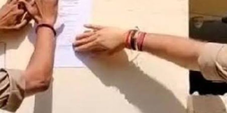 मुनादी : पुलिस ने ढोल बजाकर अभियुक्तों के घर पर नोटिस किया चश्पा