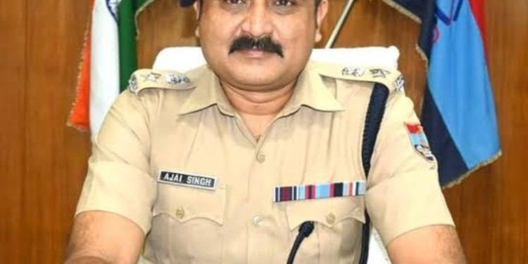 बड़ी खबर : लोकतंत्र के चौथे स्तंभ पर प्रहार करने वाले पुलिस सब इंस्पेक्टर को कप्तान ने किया लाइन हाजिर