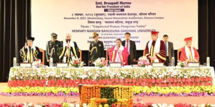 बड़ी खबर : महामहिम राष्ट्रपति द्वारा हेमवती नंदन बहुगुणा गढ़वाल विश्वविद्यालय के 11वें दीक्षांत समारोह में मुख्य अतिथि के रूप के  प्रतिभाग कर दीक्षार्थियों को प्रदान किए पदक