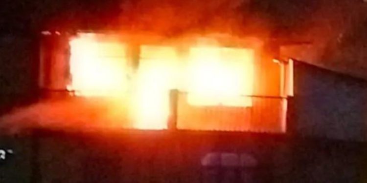 हादसा : तीन मंजिला मकान रॉकेट की चिंगारी से जलकर खाक, जानिए कहां हुआ हादसा….