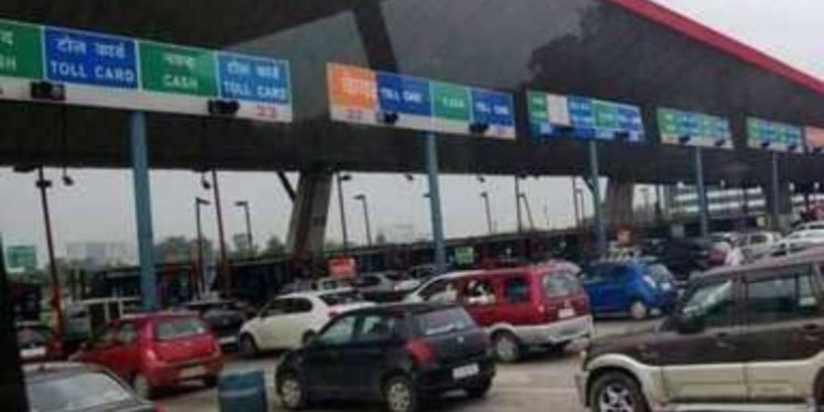 दुस्साहस : कार चालक ने लच्छिवाला टोल प्लाजा पर टोलकर्मी पर चढ़ाई कार, हालत गंभीर