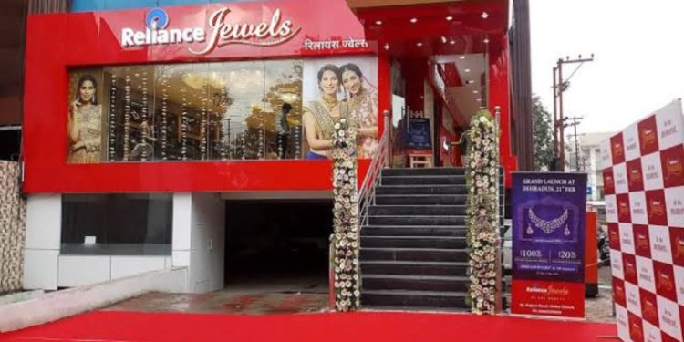 ब्रेकिंग : उत्तराखंड की राजधानी में दिनदहाड़े फिल्मी स्टाइल में करोड़ों की डकैती, पढ़िए पूरी खबर……..