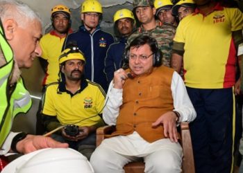 हौसला-अफजाई : मुख्यमंत्री धामी ने सुरंग में फंसे श्रमिकों से कहा घबराइए नहीं पूरा देश आपके लिए प्रार्थना कर रहा है…