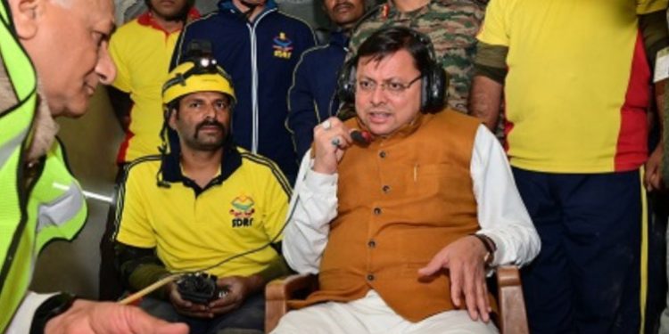 हौसला-अफजाई : मुख्यमंत्री धामी ने सुरंग में फंसे श्रमिकों से कहा घबराइए नहीं पूरा देश आपके लिए प्रार्थना कर रहा है…