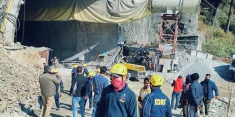 बड़ी खबर : यमुनोत्री हाईवे पर बनायी जा रही सुरंग,धंसने से लगभग 36 मजदूर सुरंग के अंदर फंसे