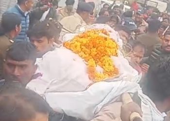 ब्रेकिंग : शव उठाने को लेकर मृतका किशोरी के परिजनों का हंगामा, एलआईयू कर्मी को भी पीटा गया