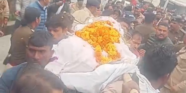 ब्रेकिंग : शव उठाने को लेकर मृतका किशोरी के परिजनों का हंगामा, एलआईयू कर्मी को भी पीटा गया