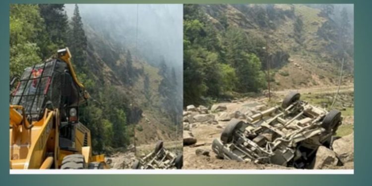 बड़ी खबर : यहां चट्टान टूटने से मलबे में दबे दर्जन भर लोग, एक की मौत आठ घायल 