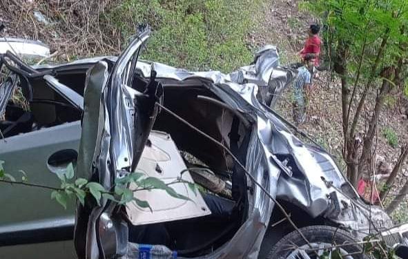 बडा़ हादसा : यहां कार एक्सीडेंट में पति-पत्नी और पुत्रीकी मौत, 300 मीटर नीचे खाई में गिरी कार