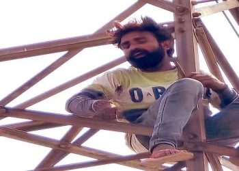 अजब-गजब : पत्नी से हुआ विवाद तो हाई टेंशन लाईन के टावर पर चढ़ा पति, पुलिस ने किया चालान