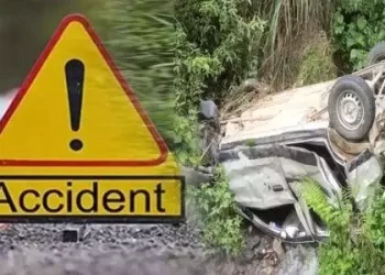 हादसा : यहां कार ऊपरी सड़क से निचली सड़क पर गिरी, एक युवक की मौत दूसरा गंभीर रूप से घायल