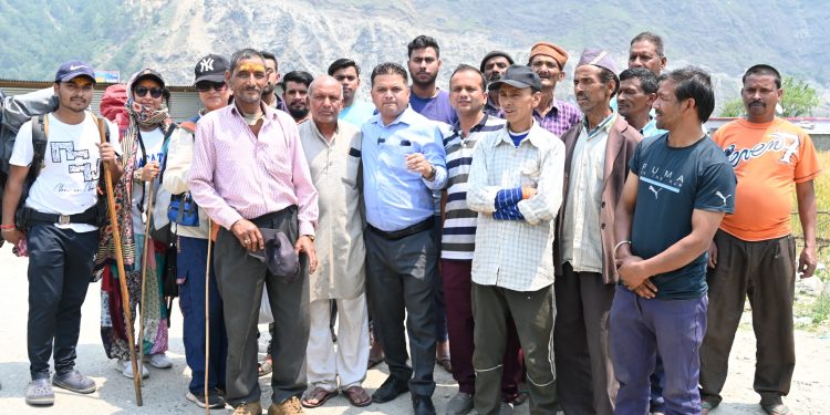 बड़ी खबर : बद्रीनाथ विधानसभा की उर्गम घाटी की सड़क व्यवस्था पर अधिकारी की ग्रामीणों ने ली जमकर क्लास